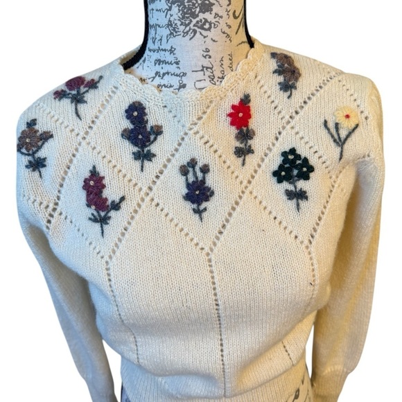 VINTAGE Woolrich Floral Embroidered Cream Sweater - Picture 8 of 14
